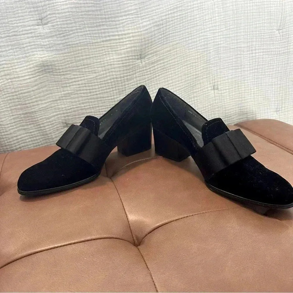 Stuart Weitzman Bow Loafers With Heel Black Velvet Size 8 EUC - Picture 8 of 12